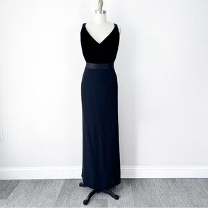 Elegant Black Sleeveless Vera Wang Gown